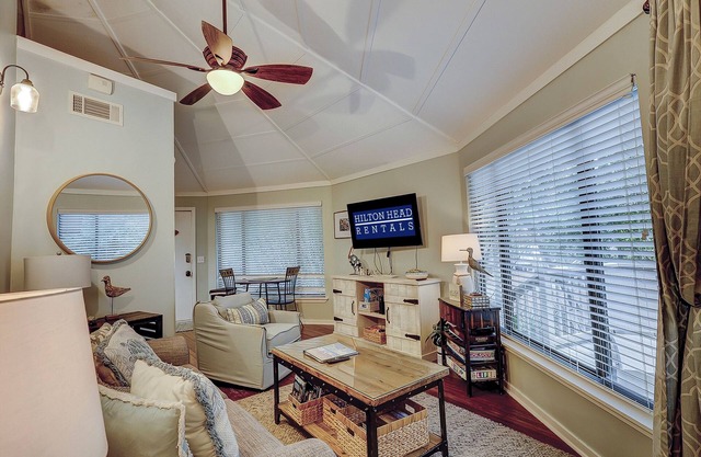 "Mushroom" Beach Cottage. 1 bedroom. Complex pool Short walk to beach