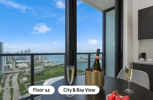 MVR High-Floor Studio with Epic City and Bay Views