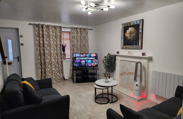 My Holiday Home - 2 Bed House - Free parking