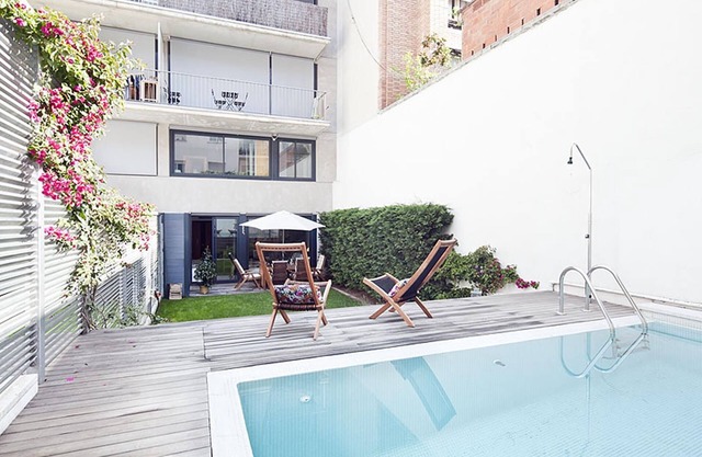My Space Barcelona Apart. has 40 people in 7 apartments in the misma finca