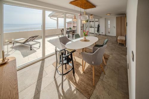 Nachhaltige Wellnessauszeit mit Traumblick, Pool, Sauna, Whirl-Wanne