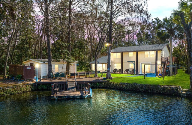 Nanas River House - Weeki Wachee River - Pet Friendly, Kayaks, Kids Watermat!