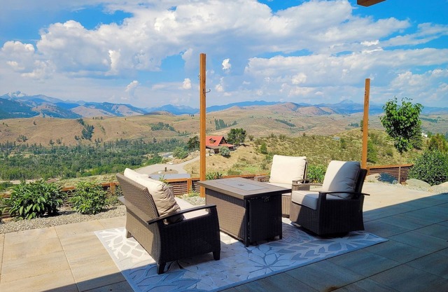 Nanasu-Set on 20 acres with Outstanding Views of the Methow!