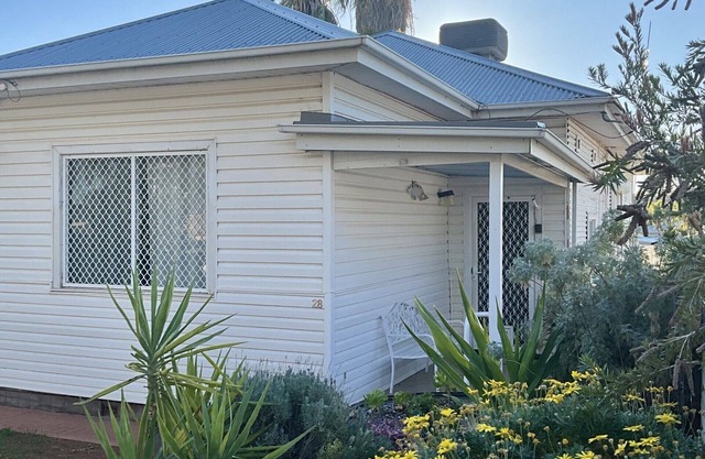 Nanna Margies Guest Home, Pet friendly Quality bedding and a cozy cottage garden