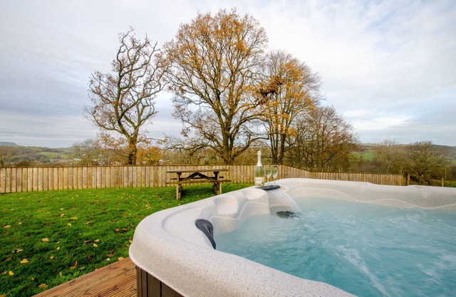 Nant y Llyn - Three Bedroom House, Sleeps 8