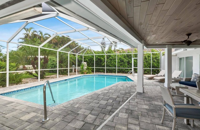 Naples Coastal Beach Cottage W/Private Pool - Walk to the Beach & Waterside!
