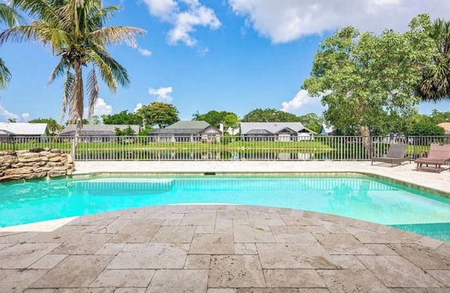 Naples Lake House, Views! 5bd, Privacy