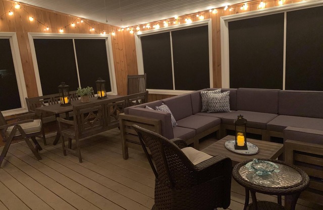 Narragansett Pier! Easy walk to seawall, food, shopping, playground - more!