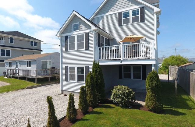 Narragansett/Point Judith Summer Rental Beach House. Great Location! Sleeps 12