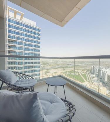 Nasma Luxury Stays - Sky-High Serenity in Stylish 2BR Retreat