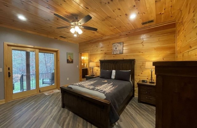 Nature lovers dream! Steps from fishing plus 140 acres of hiking! 4 Bedroom Home by RedAwning