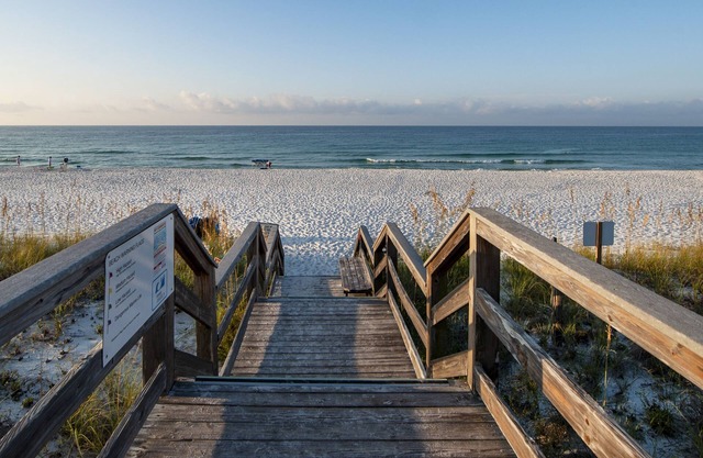 Navarre Manor: Steps from the beach!