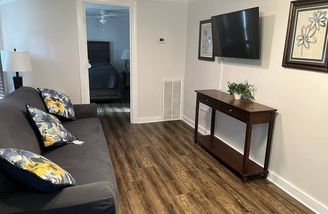 Near airport, restaurants, and river, Smart Tvs in all rooms