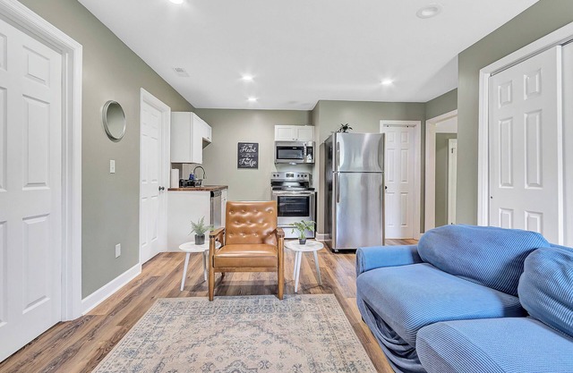 Near Arsenal American Oasis 2 units