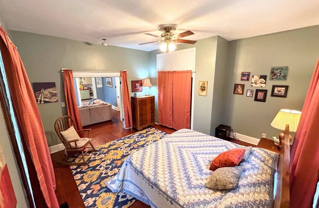 Near downtown, 1 bedroom house