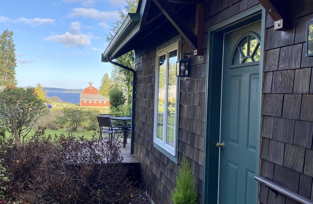 Near Downtown Langley, Shops & Restaurants! Cozy Cottage & Pet Friendly!