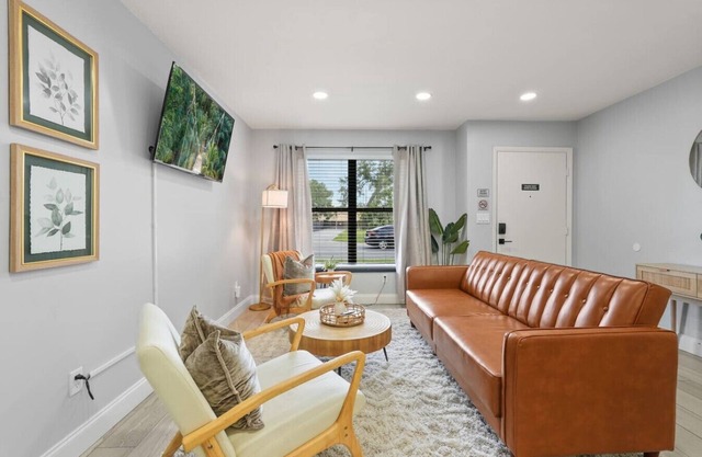 Near Dwtn + Sleeps 6 + Patio