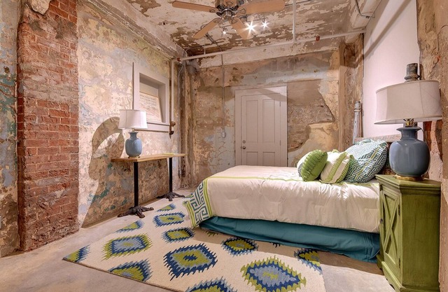 Near French Quarter, Gated 2-bedroom 2.5 bath, New Orleans with AC/wifi.