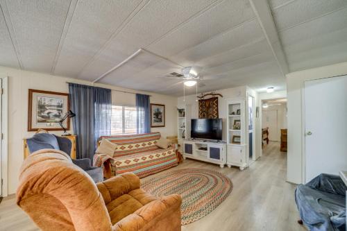 Near Hiking and Wineries Charming Camp Verde Home!