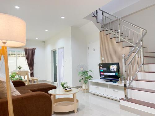 Near Night Market, 7e, Free Parking