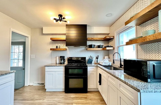 NEAR NIU & Downtown Dekalb! Sleeps 12, Wet Bar, Foosball, & PET-FRIENDLY!