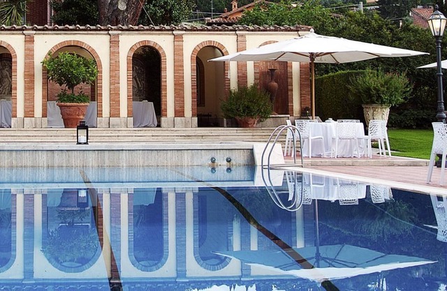 Near Rome: Villa, Pool, Tennis courts, Perfect Family Reunion, or Off-site Meeting