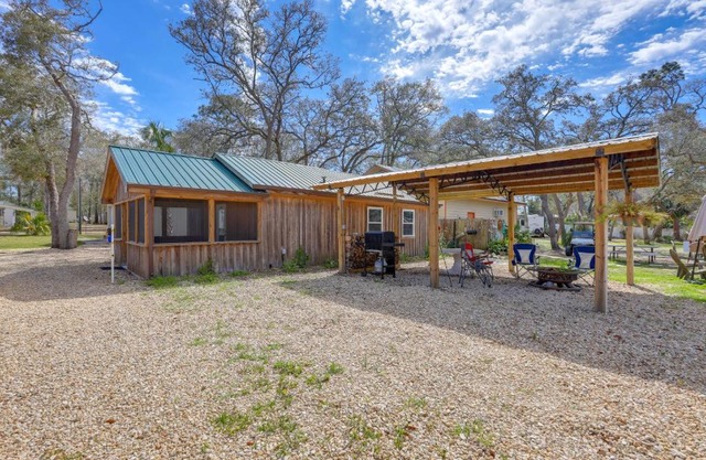 Near Steinhatchee River Studio with Screened Porch!