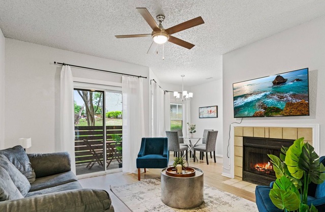 Near the Domain | 2 BR Private Balcony | Fireplace