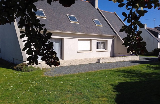 Near the port single-storey house with enclosed garden