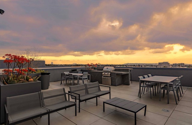 Near UCLA Coliving Suite w On Site Laundry