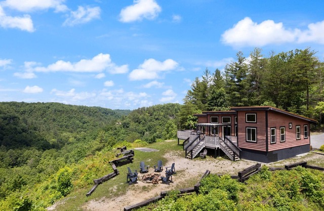 Nearly 360 degree Mountain View! Private setting, Big Hot Tub, Wi-Fi, Gas Grill
