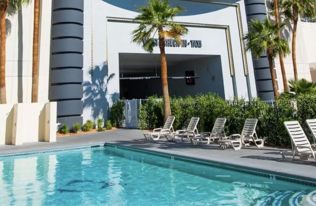 Neon Capital of the World! 4 Comfortable Units, Pool, Casino, Free Parking