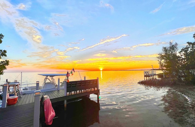 NEPTUNES END - 4 Bedrooms/3 Bathrooms Waterfront Retreat- Pool & Sunset Views