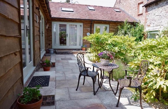Nest Holiday Hideaway Dove Cottage-Beautiful Location in the Long Mynd Area of Outstanding Natural Beauty-WHIRLPOOL JACUZZI BATHS!
