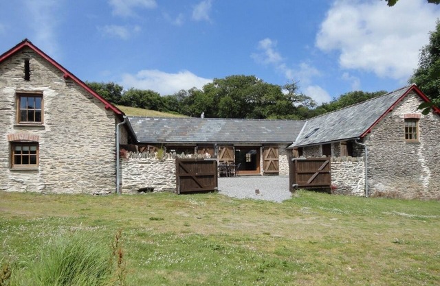 NETHERCOTE BYRE, pet friendly, country holiday cottage in Winsford