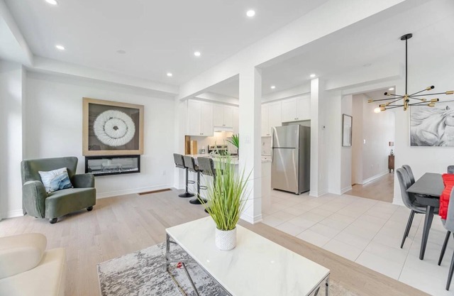 Never Lived-In | Contemporary Comfort, cozy and relaxing , minutes from Airport