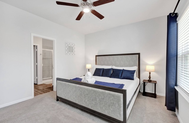New - 3 bed 2 Bath house in Magnolia with Fast Wifi- Garage Parking