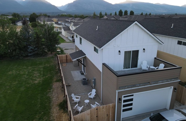 New 3BR w/Garage, 1 Mile from Downtown