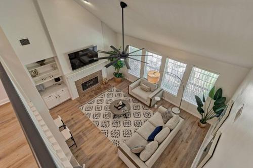 New!4BR with Easy Access to all Woodlands Amenities