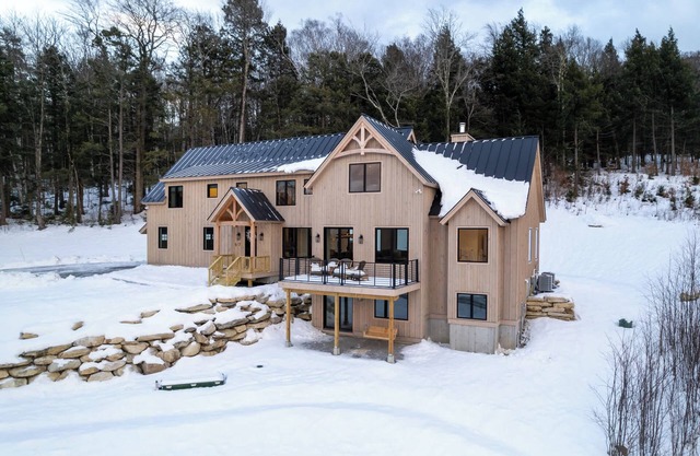 New 6-BR Luxury Home 6 Min from Stratton w/hot tub