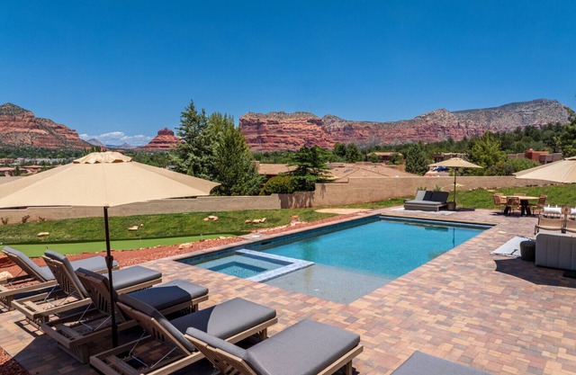 *New* 8-Bedroom Red Rock Retreat l Pool l Hot Tub l Pickleball l Playground l Putting Green