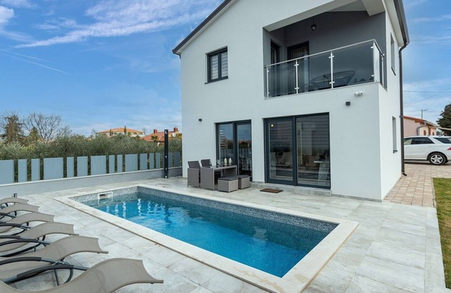 New and modern villa with private pool for 8 people, near Porec