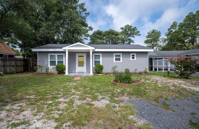 New - Beach Break Bungalow- Private Hot Tub-Fenced Yard-Oak Island