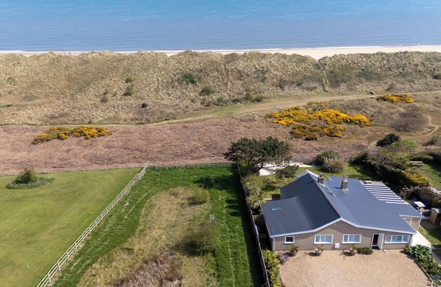 *NEW* BEACH FRONT - Sea Views over unspoilt dunes. Walk to the Beach & Pub!