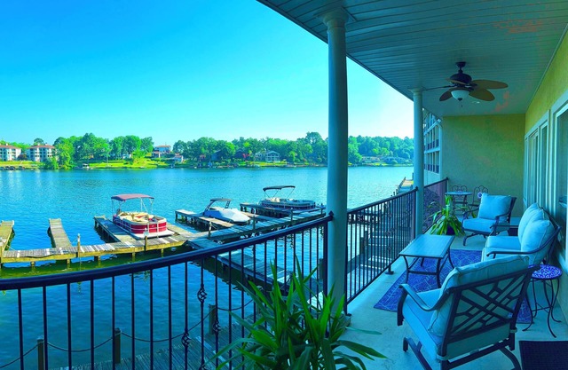 New Beautiful Lake Condo with 180°Lakefront View-Main Channel, Central Location!