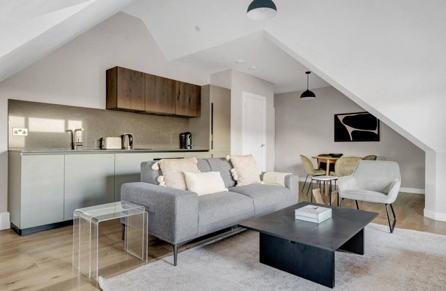 New build Highgate 2BR, open plan with balcony near shops, by Blueground