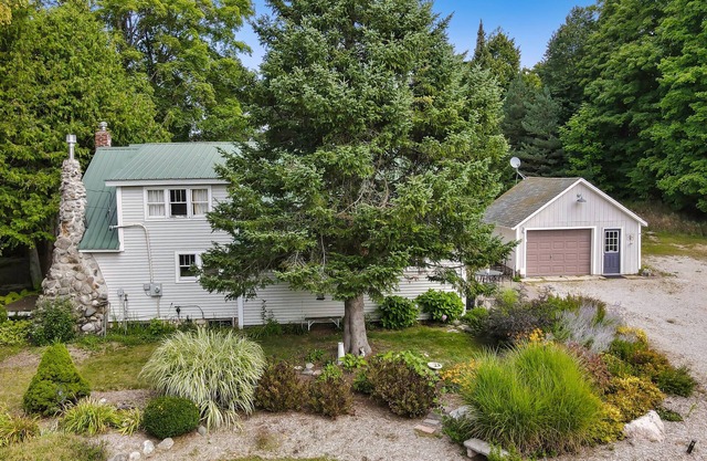 *NEW* charming cottage just outside of Walloon Village