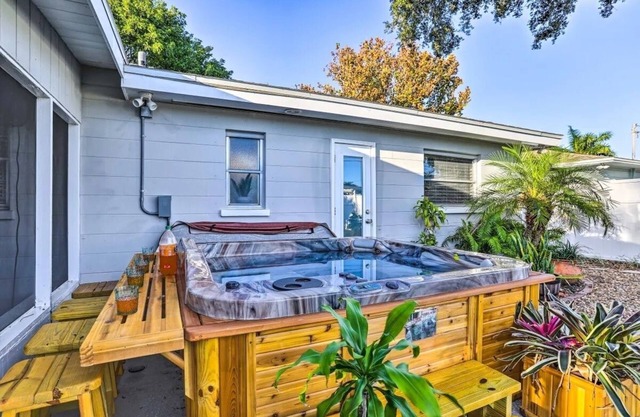 NEW! Charming private bungalow w/hot tub near beaches 3BR