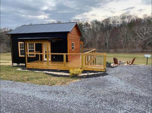 New Construction Pet Friendly Tiny Home W/Hot Tub