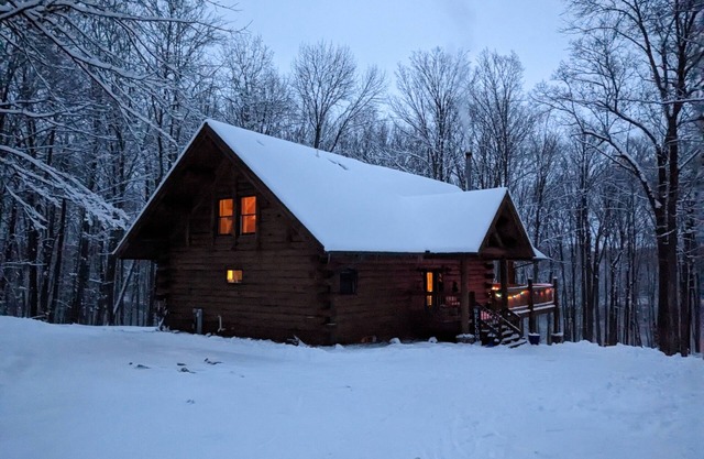 NEW! Cozy & Comfortable Log Cabin RETREAT on the WI River